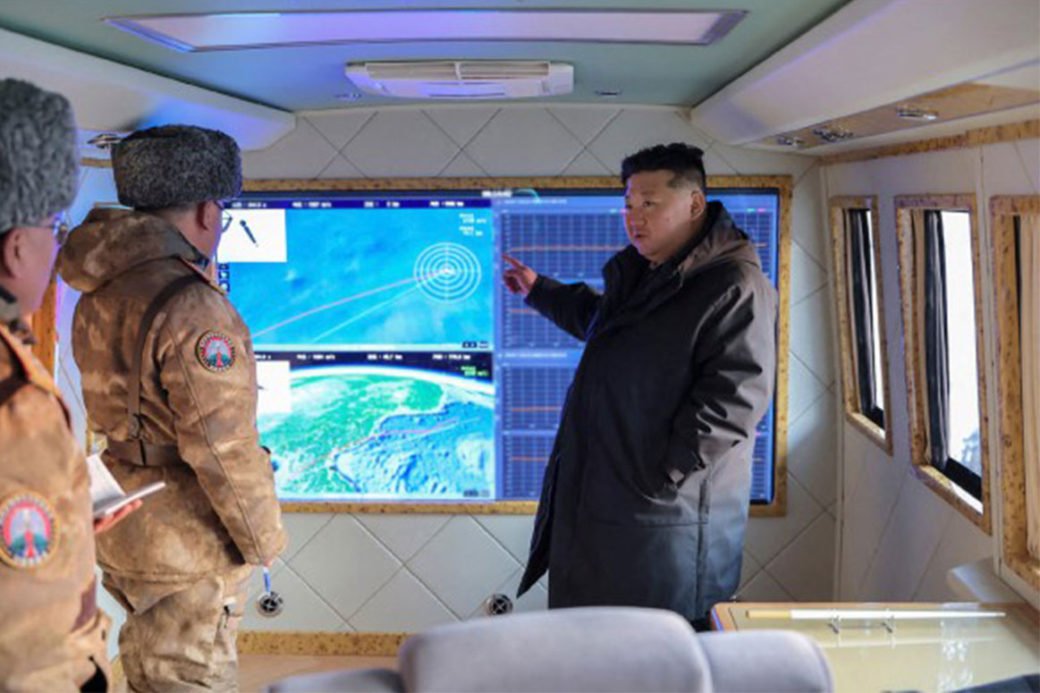 Chu tich Trieu Tien Kim Jong Un giam sat truc tiep cuoc thu nghiem ngay 4.1. Anh: AFP