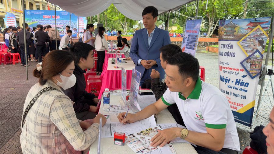 Businesses advise on job information for workers in Quang Ngai. Photo: Nguyen Huong