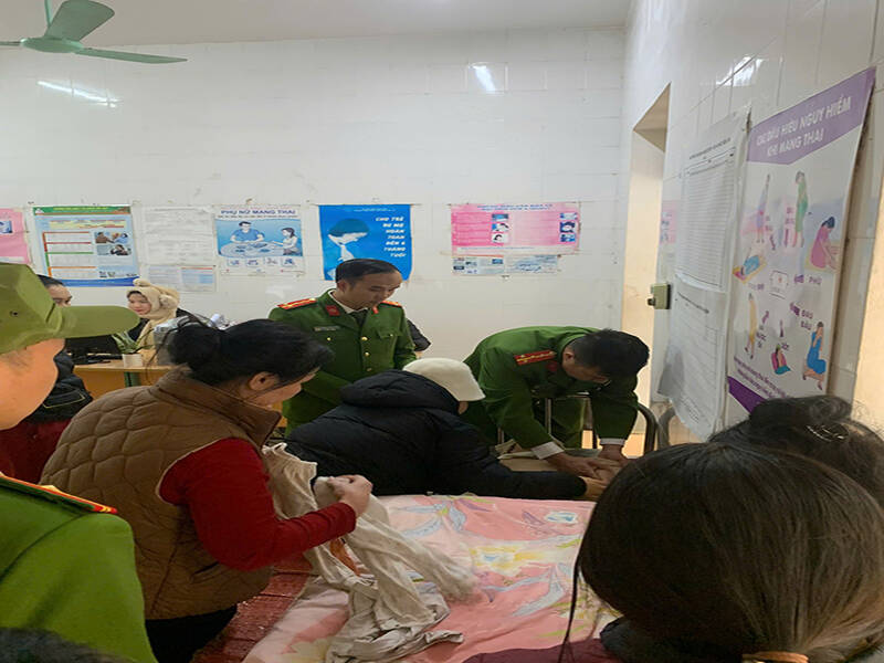 The Order Police Team - Van Chan Commune Police (Lao Cai Provincial Police) promptly rescued a child in critical condition. Photo: Do Huy/Ministry of Public Security