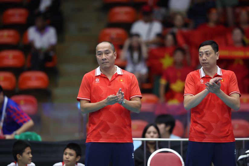 Coach Nguyen Tuan Kiet (left) suddenly approaches to sign a contract with the Hanoi women's team in the near future. Photo: Minh Dan