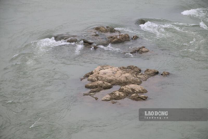 Cac mom da ngam lo ra khi muc nuoc giam sau. Anh: Viet Bac