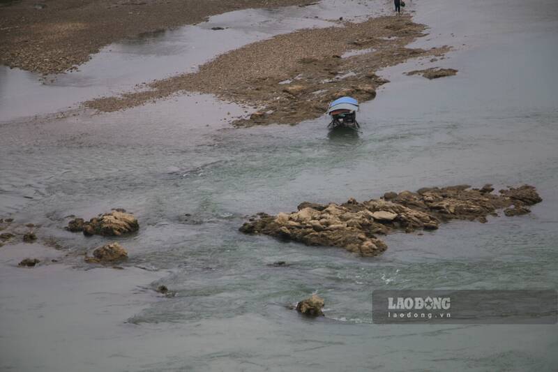 Lo River is dry, fishing villagers struggle to make a living. Photo: Viet Bac