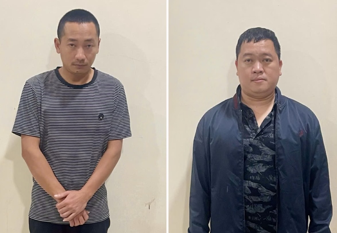 Subjects Ngo Si Hung (cross shirt) and Nguyen Van Hieu in the lottery ring operating through Zalo. Photo: Quang Tri Police