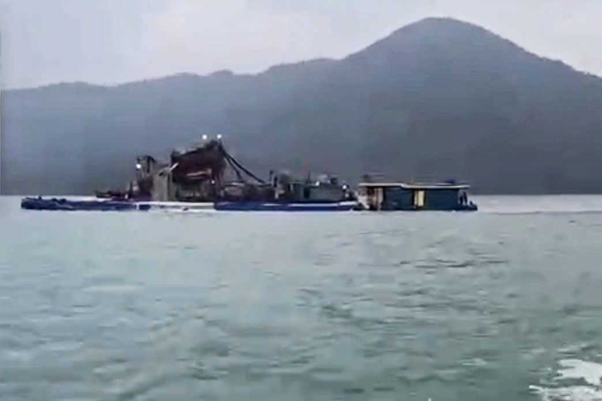 Images of sand mining in Minh Chau sea area (Van Don, Quang Ninh). Photo: People provided