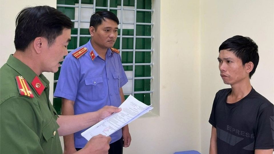 La fuerza policial de la provincia de Vinh Long emitio una decision de procesar y detener temporalmente al acusado Huynh Tan Beo para investigar el acto de posesion ilegal de drogas. Foto: Policia proporcionada