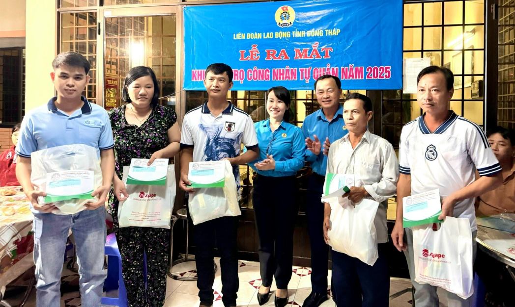 Lanh dao LDLD tinh Dong Thap, UBND xa Tan Huong trao qua cho cong nhan lao dong kho khan tai buoi ra mat Khu nha tro cong nhan. Anh: Luu Hung