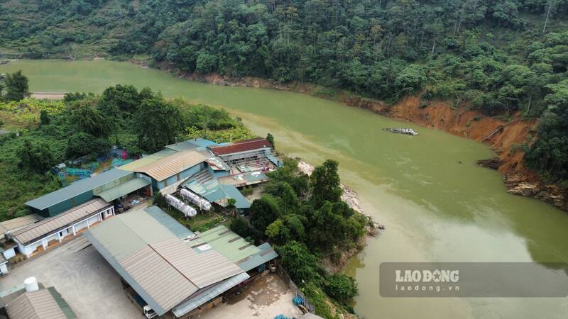 The area encroached upon and illegally built workshops of Dong Tung Gas Company has narrowed the flow of the Lo River. Photo: PV.