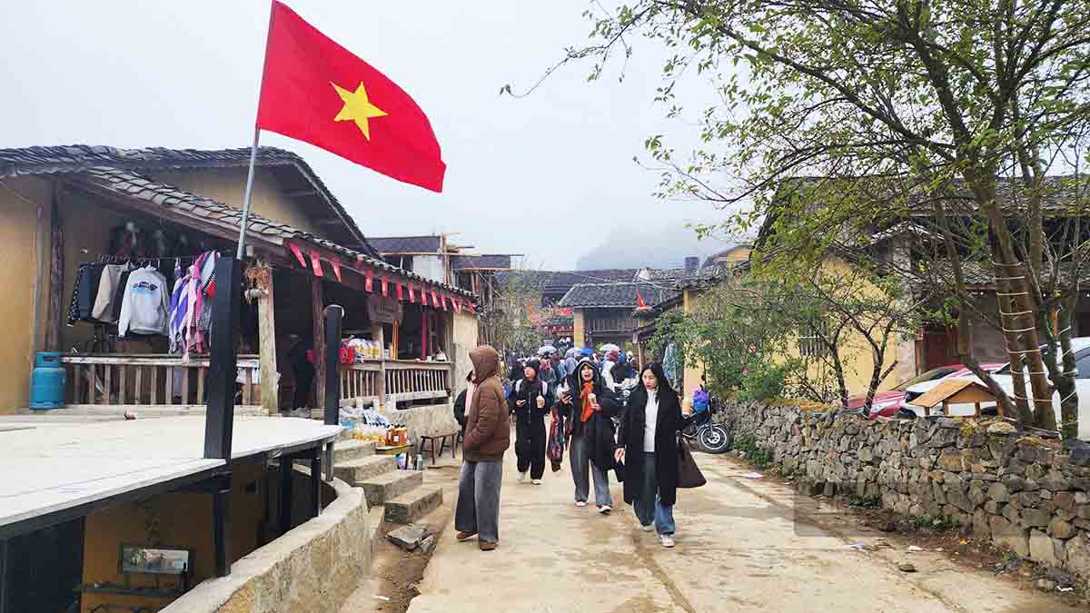 Lang Lo Lo Chai, xa Lung Cu don hang nghin du khach den tham quan moi ngay. Cac co so luu tru tai day gan nhu kin phong dip nghi le. Anh: Nguyen Tung.