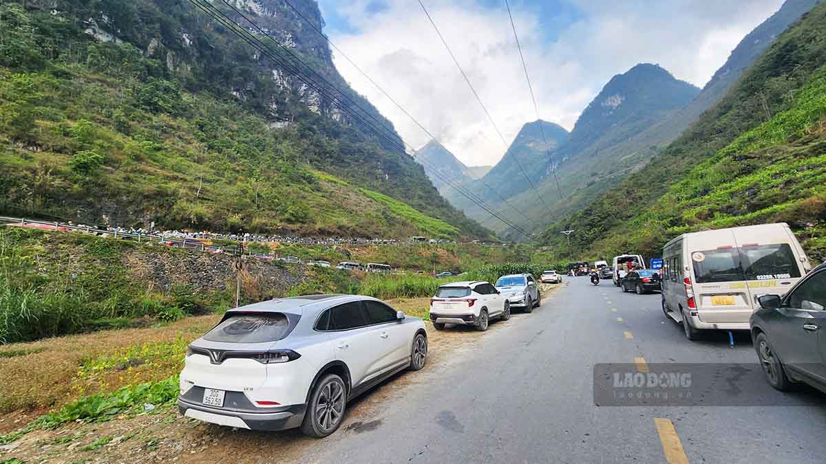 Hang dai xe do kin 2 ben duong tai khu vuc doc Tham Ma, xa Pho Cao. Anh: Viet Bac.