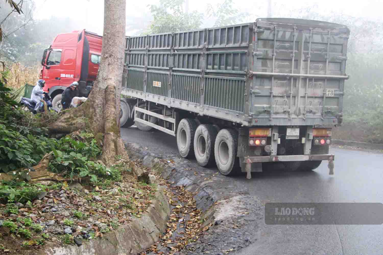 Cac xe tai trong lon luu thong tren mat duong nho hep, cua gat, do doc lon thuong xuyen gay tac duong, nguy hiem cho cac phuong tien khac. Anh: Viet Bac.