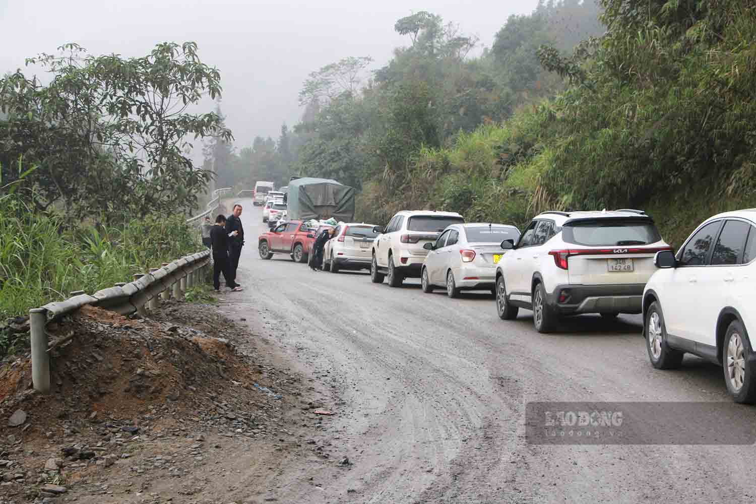 Local congestion on National Highway 4C (Tuyen Quang) is at risk of becoming a highland tourist bottleneck in the near future. Photo: Viet Bac.