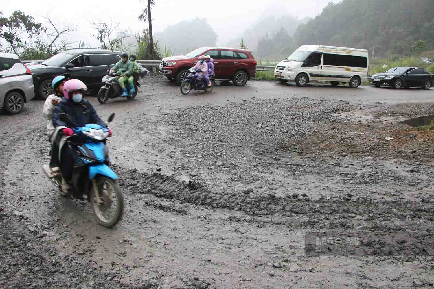 Nhieu vi tri mat duong tai cac khuc cua gat, do doc lon bi hu hong khien viec luu thong kho khan, nguy co cao mat an toan giao thong. Anh: Viet Bac.
