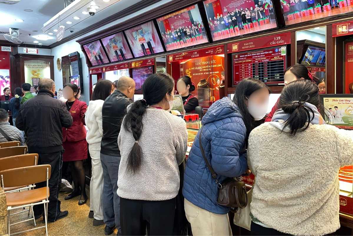 Cua hang vang tap nap giao dich, nguoi dan co nhu cau mua vang nhan va mat hang trang suc. Anh: Ha Linh 