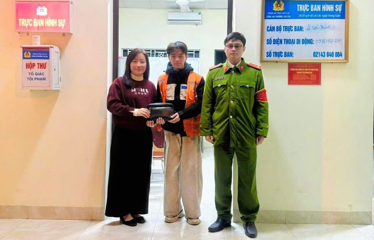 Male student returns property to the person who dropped it at the police station. Photo: Quynh Trang