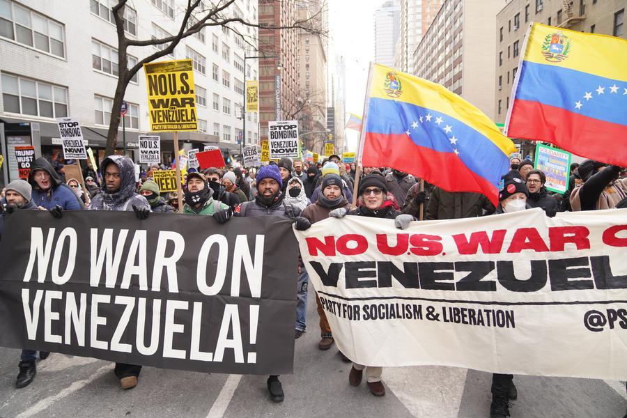 Nguoi dan tham gia cuoc bieu tinh phan doi cac cuoc tan cong cua My vao Venezuela tai thanh pho New York, My, ngay 3.1.2026. Anh: Xinhua