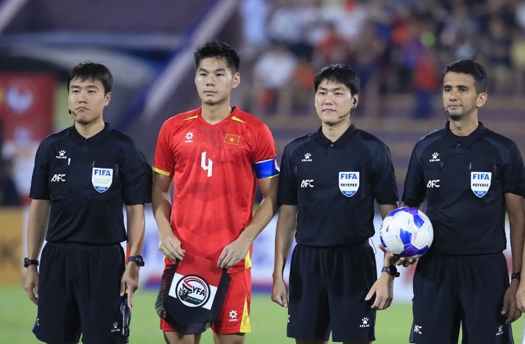 Referee Choi Hyun-jai (2nd from right) officiates the match between U23 Vietnam and U23 Jordan. Photo: Minh Tu