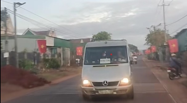 Hiện trường, thời điểm tài xế xe khách lạng lách, chặn đầu xe khác gây nguy hiểm, tiềm ẩn tai nạn. Ảnh: Cắt từ clip 