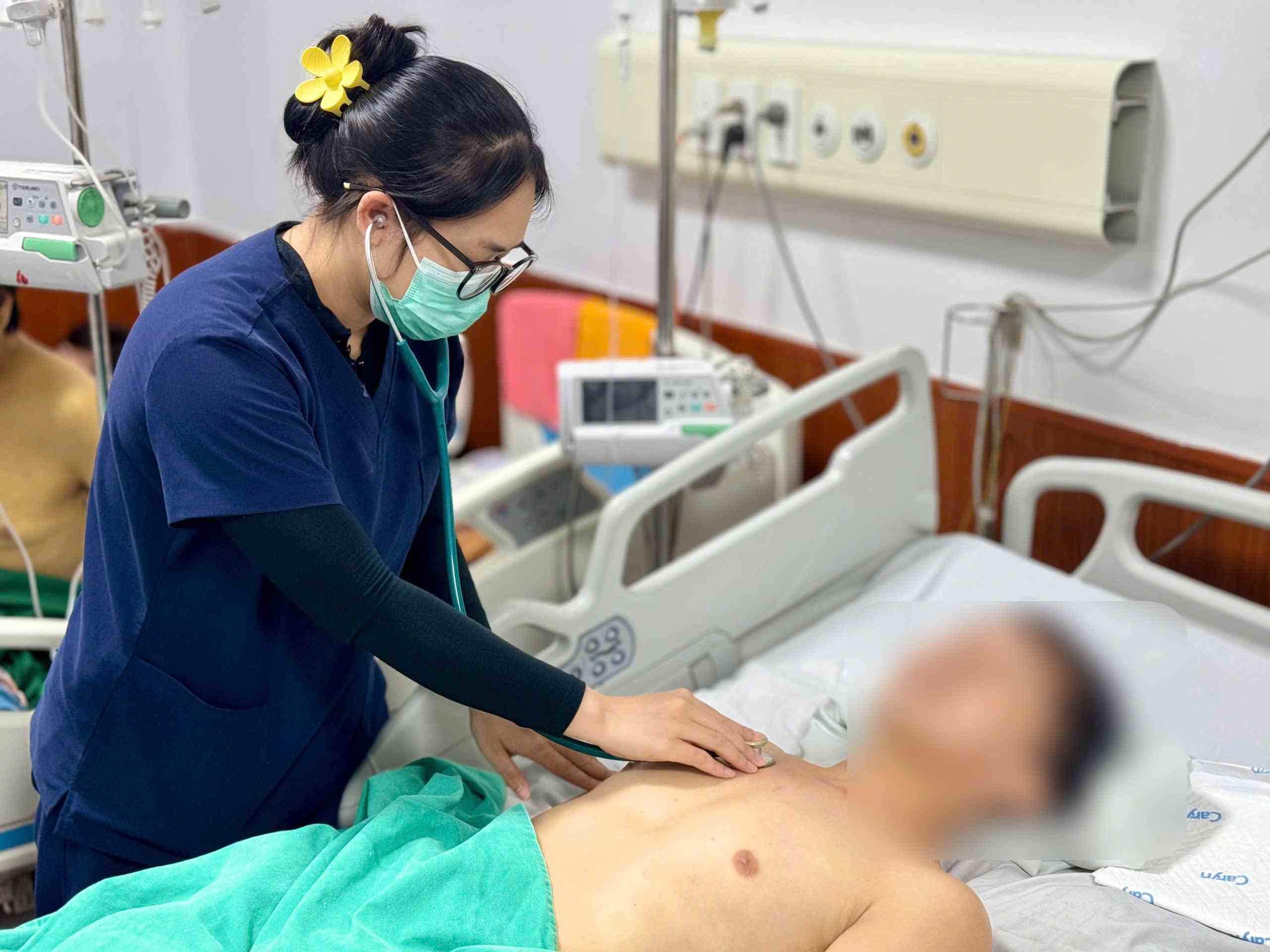 Taking care of a patient who mistakenly had tetanus, turned out to be infected with invasive black fungus. Photo: Thanh Dang