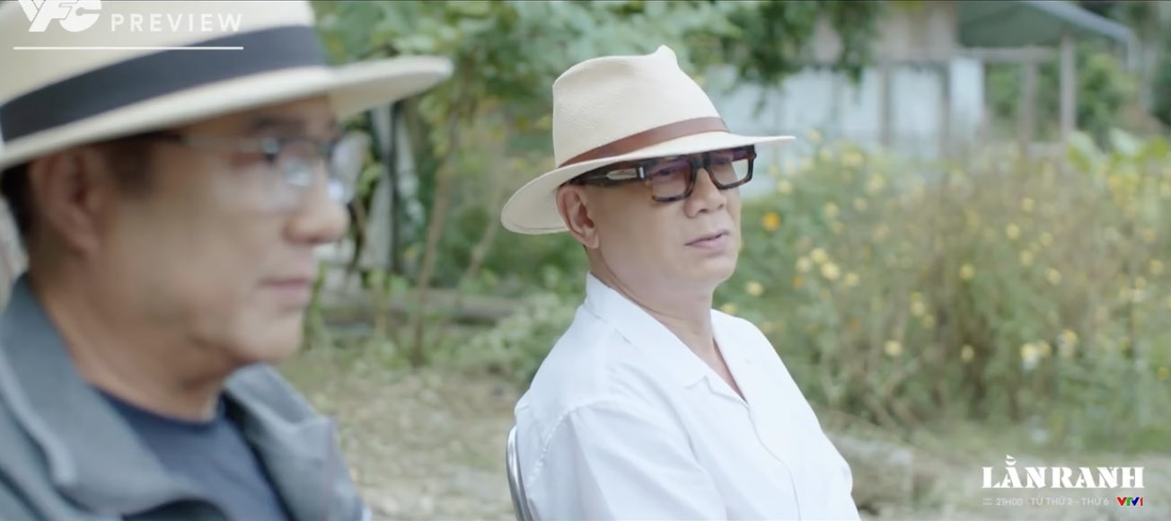 Chu tich Thuy am chi viec Pho Bi thu Sach chi dao thanh tra nhanh vu Trinh Tam trong tap 45 “Lan ranh“. Anh: VFC. 