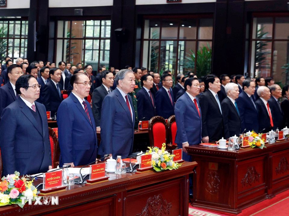 Tong Bi thu To Lam va cac dai bieu thuc hien nghi le chao co. Anh: Thong Nhat/TTXVN 