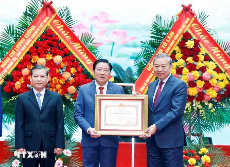 On behalf of the Party and State leaders, General Secretary To Lam awarded the Ho Chi Minh Order to the Central Internal Affairs Commission. Photo: VNA