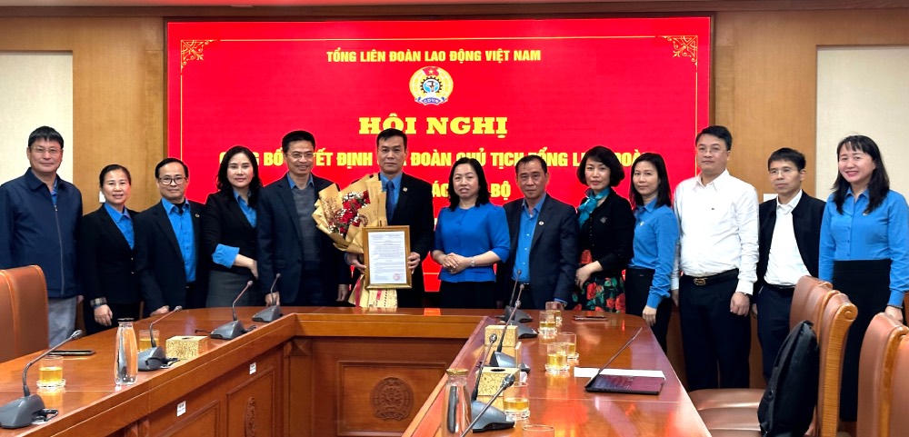 Lanh dao Tong LDLDVN va cac ban chuyen mon cua Tong LDLDVN tang hoa, chuc mung ong Tran Vu Ha - tan Pho Truong Ban Cong tac Cong doan Tong LDLDVN. Anh: Ha Anh