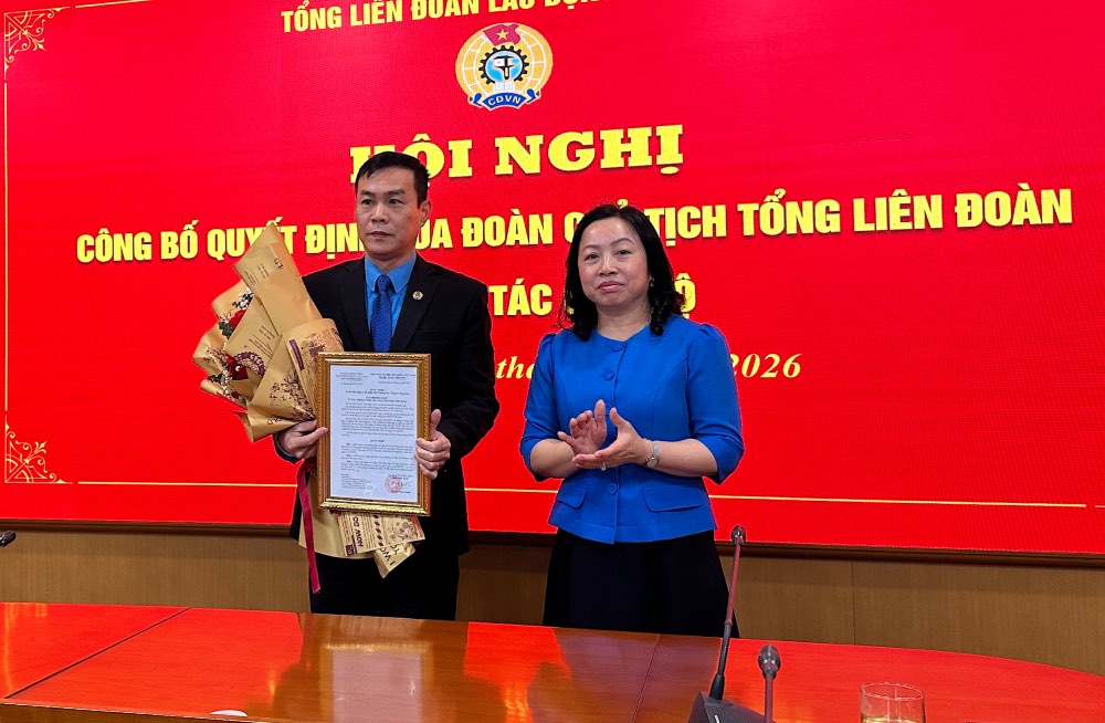 Ms. Thai Thu Xuong - Standing Vice President of the Vietnam General Confederation of Labour awarded the Decision and flowers to Mr. Tran Vu Ha - new Deputy Head of the Trade Union Working Committee of the Vietnam General Confederation of Labour. Photo: Ha Anh