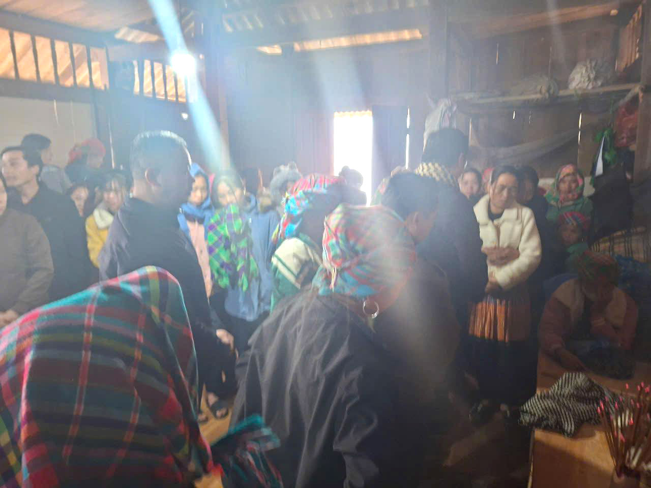 Leaders of Mo Vang commune visit and encourage families of victims who died in labor accidents. Photo: Duy Dung