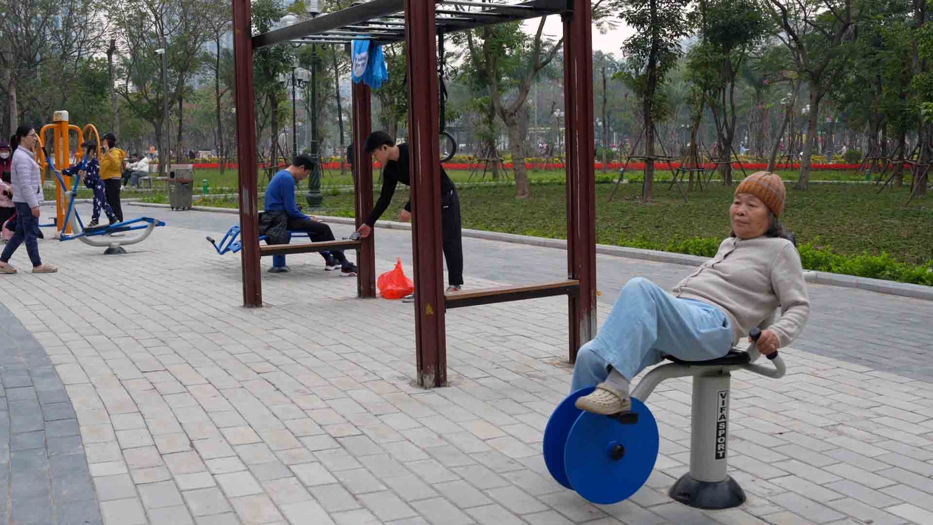 Cold weather, doctors show how to help elderly people exercise safely