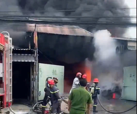 Scene of the fire at a factory containing many sponge foams in Tan Dong Hiep ward, Ho Chi Minh City. Photo cut from a clip provided by a reader