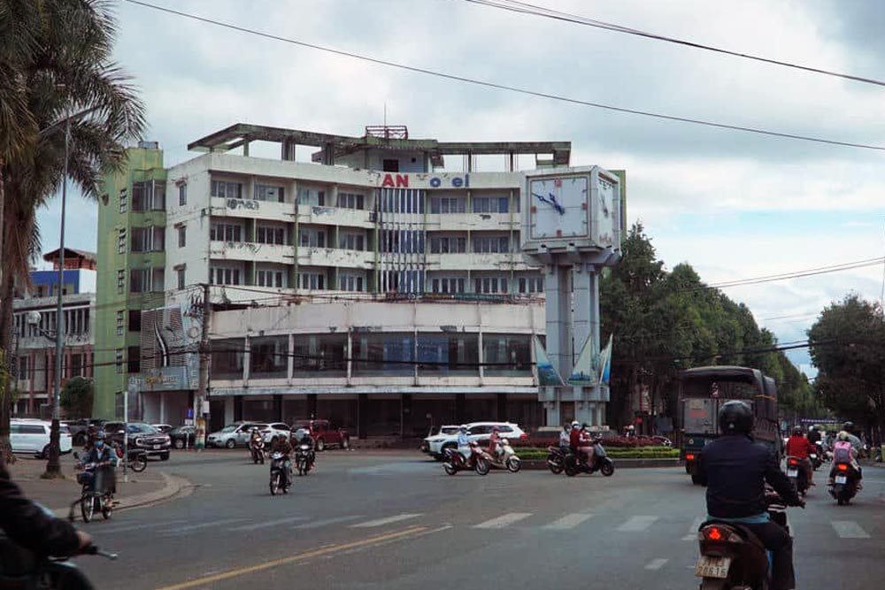 The golden land of Se San Hotel, which has been abandoned for many years, will be put on the list to call for investment attraction. Photo: Thanh Tuan
