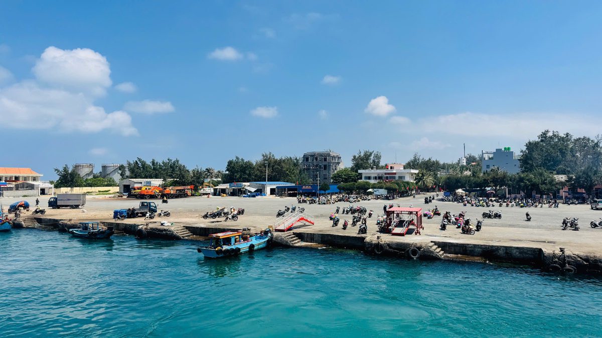 Cang Phu Quy - noi cac tau van tai, tau khach cap ben khi ra dao Phu Quy. Anh: Duy Tuan 