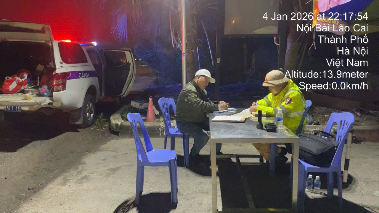 Doi 1 lam viec voi tai xe xe khach. Anh: CSGT