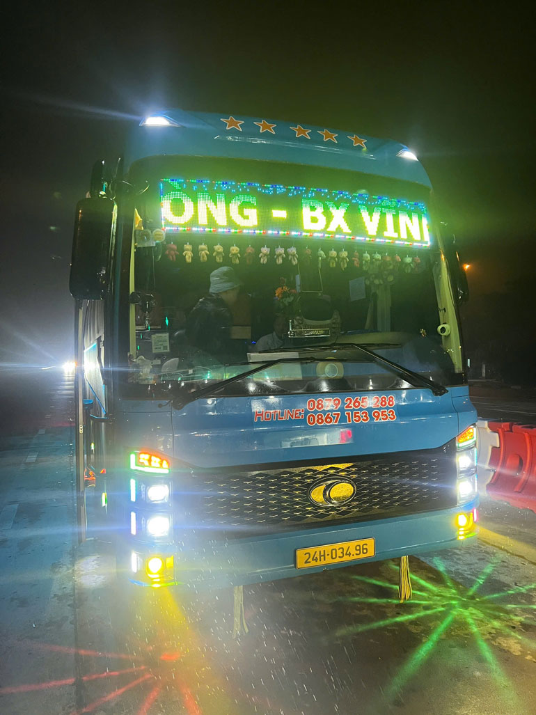 Phuong tien xe khach vi pham. Anh: CSGT