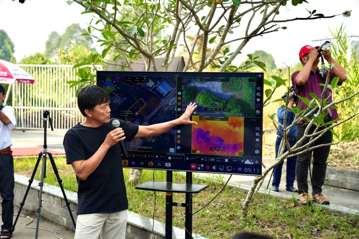 Khach hang co the xem truc tiep lo trinh giao hang bang UAV tren man hinh. Anh: Loan Tran