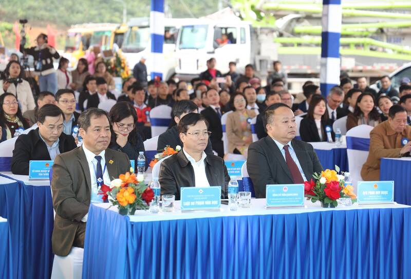Cac dai bieu tham du le khoi cong. Anh: Viet Bac