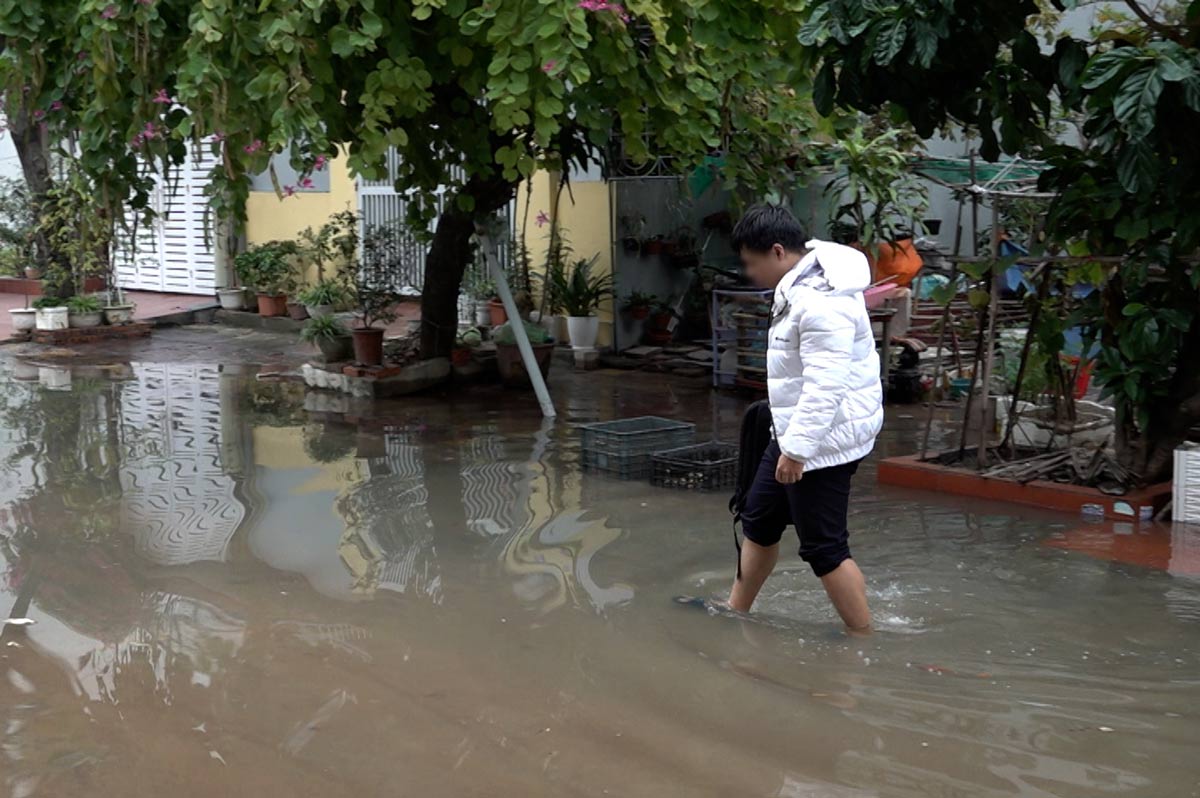 People scramble out of their homes as high tides rise in Quang Ninh. Photo: Dieu Hoang