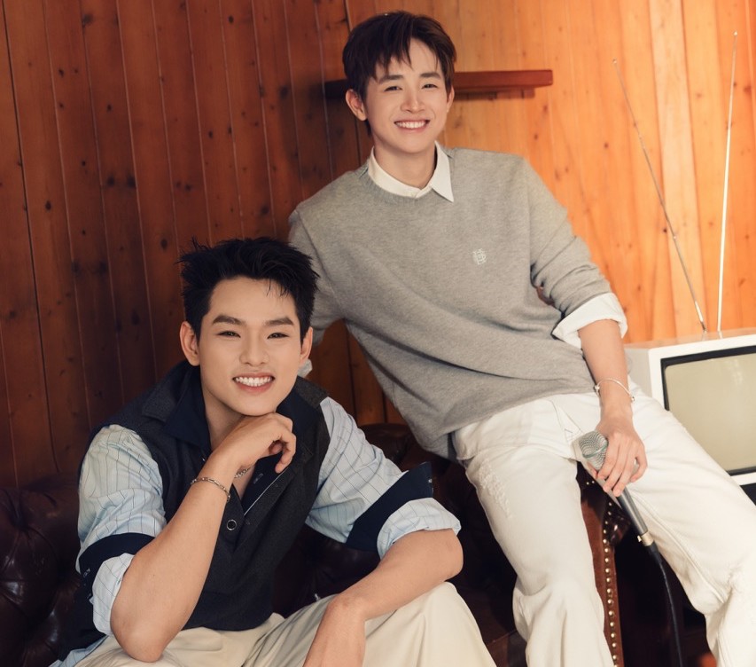 CONGB brother shakes hands with Buitruonglinh. Photo: VieON.