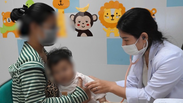 Doctors consider prescribing medicine for pediatric patients. Photo: Nguyen Ly