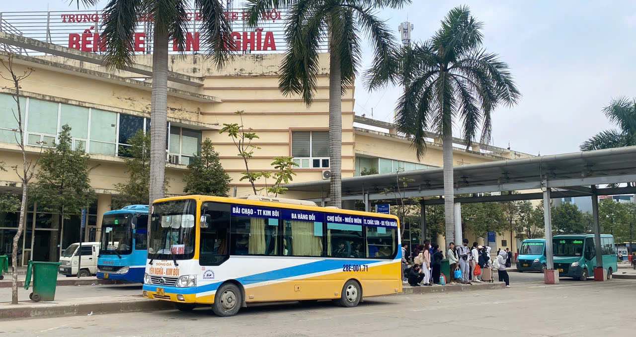 Hanoi inspects and supervises vehicles after departure, minimizing the situation of illegal stopping and parking and circling vehicles. Photo: Transerco