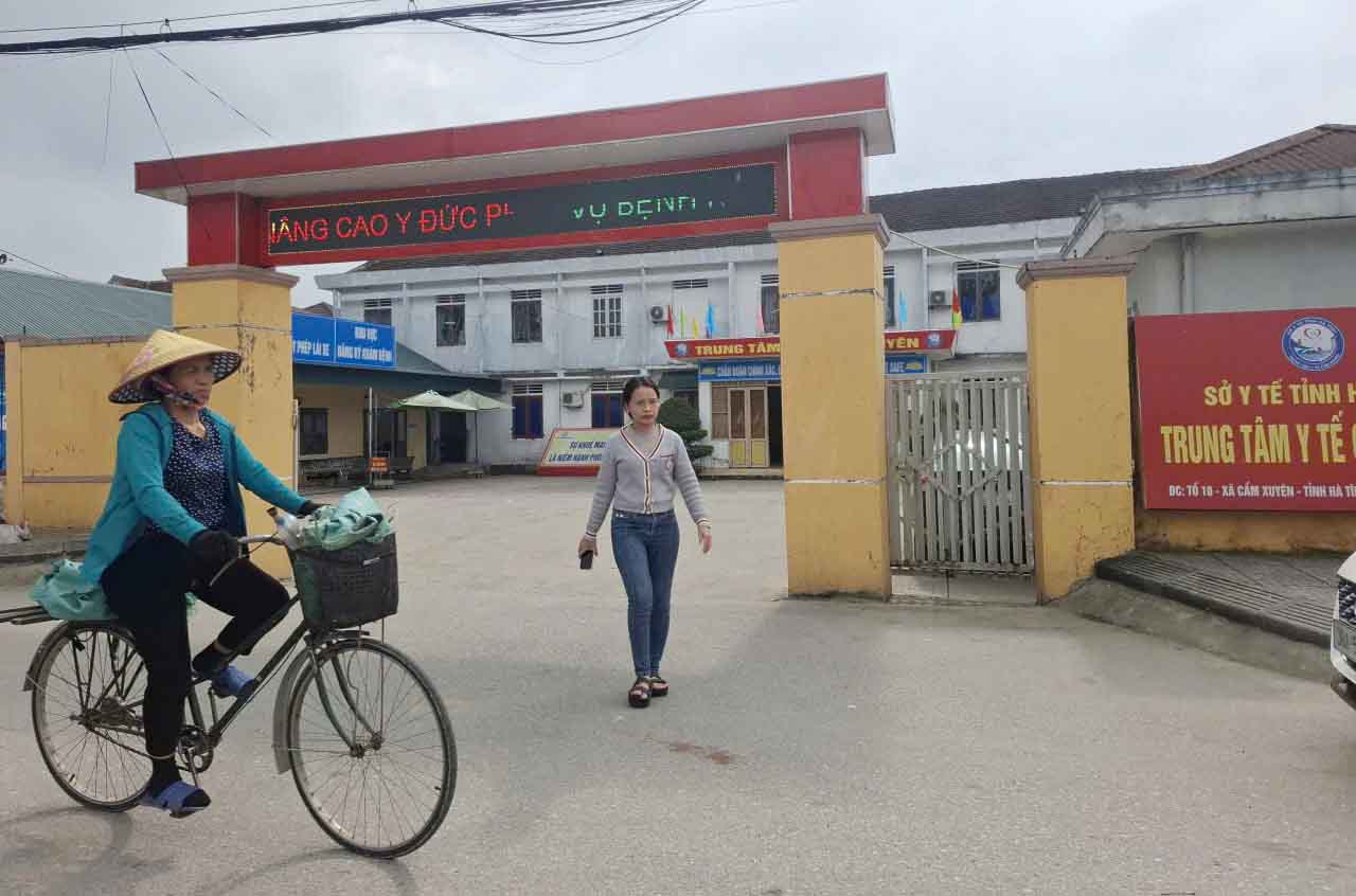 After receiving a complaint from Cam Xuyen Medical Center, the latest development is that the 2 complaining civil servants were satisfied with being assigned to work at the 2 Health Stations according to their wishes. Photo: Tran Tuan.