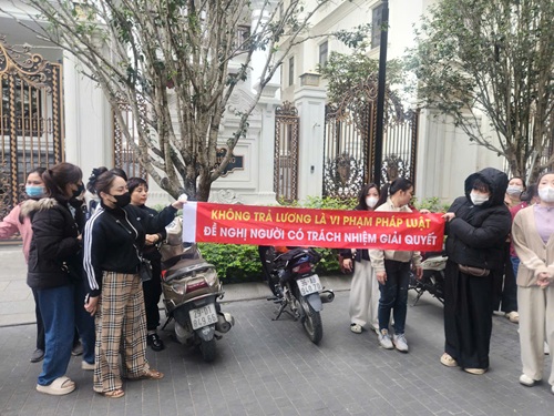 Công ty Hoàng Hường nợ lương, người lao động mòn mỏi chờ trách nhiệm. Ảnh: Minh Hạnh