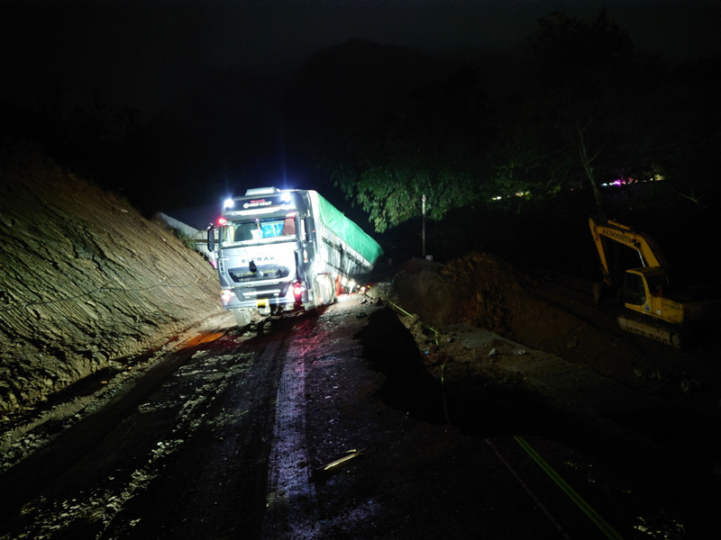 Duong tron truot khien loat phuong tien gap phai tai nan giao thong. Anh: Duy Dung