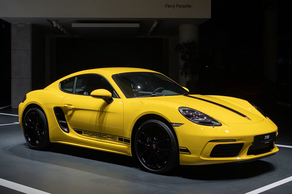 ベトナムで最後に販売されたガソリンエンジンを使用したポルシェ718ケイマンは、外装はレーシングゴールド、内装はブラックです。写真:チー・グエン
