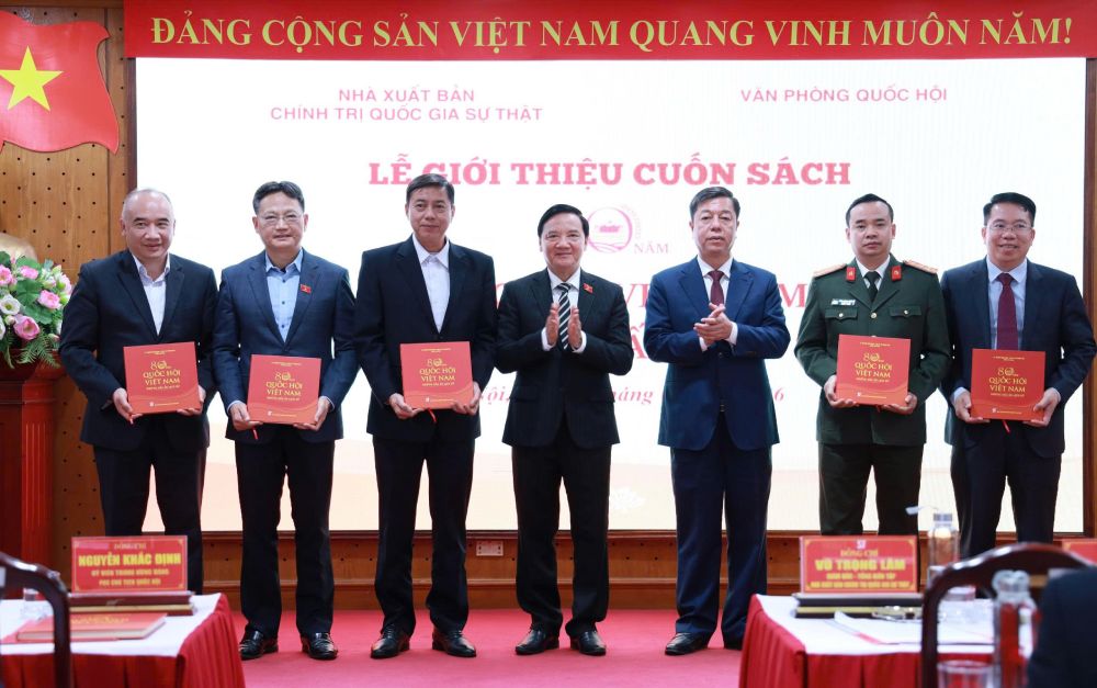 National Assembly Vice Chairman Nguyen Khac Dinh and Assoc. Prof. Dr. Vu Trong Lam presented the book "80 years of the Vietnamese National Assembly - Historical Imprints". Photo: Huong Nha
