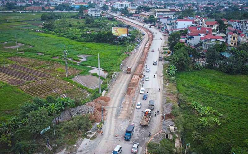 National Highway 32 is one of the important roads in Hanoi City. Photo: Huu Chanh