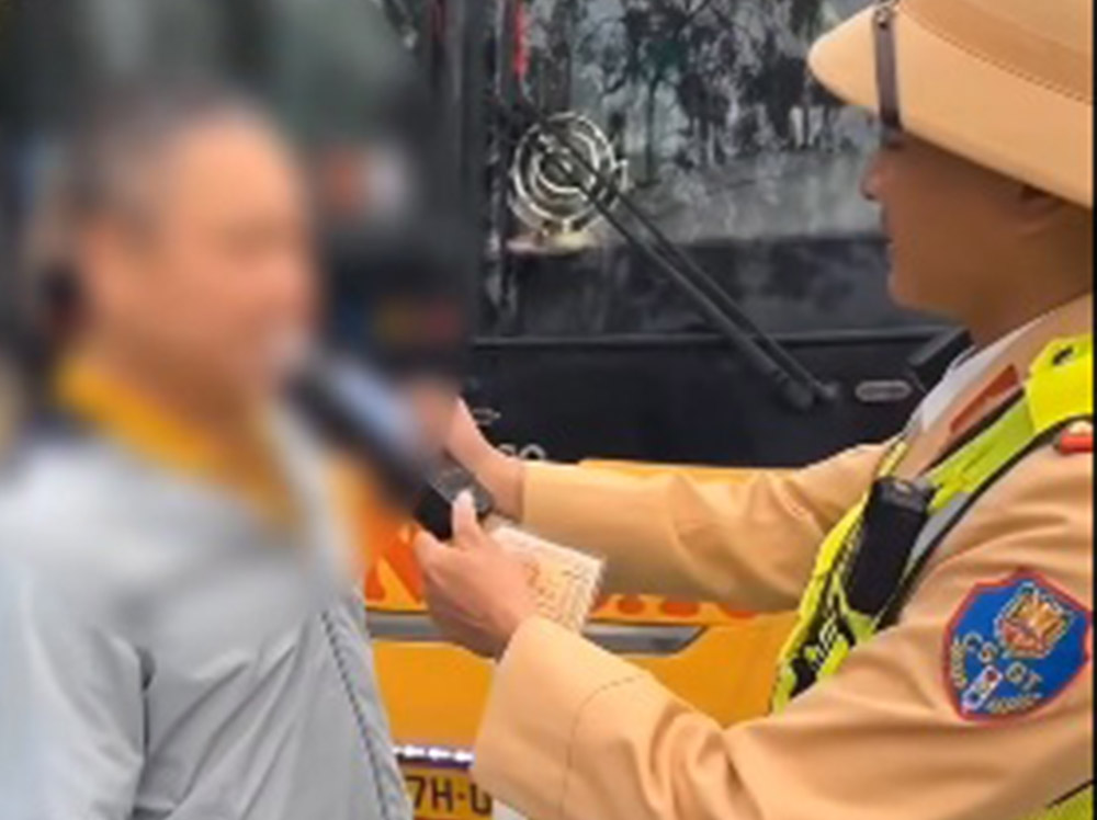 Cảnh sát giao thông phát hiện tài xế T vi phạm nồng độ cồn. Ảnh: Công an Hà Tĩnh.