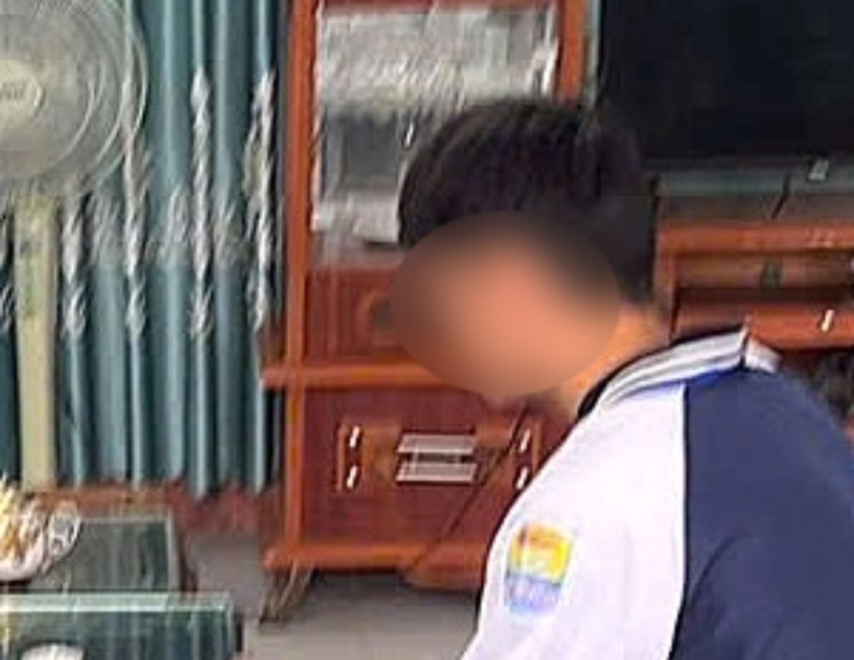 Đội Cảnh sát giao thông đường bộ số 4 làm việc với N.Đ.M . Ảnh: Công an tỉnh Ninh Bình