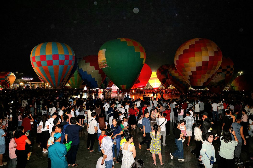 初めて気球祭を開催したことで、花と盆栽フェスティバルは観光客と地元住民を魅了する新たな魅力を生み出しました。写真:組織委員会