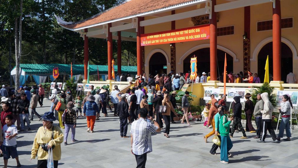 Dong nguoi tap nap tai Di tich quoc gia dac biet Kkhu di tich Go Thap dip nghi Tet. Anh: An Nhat